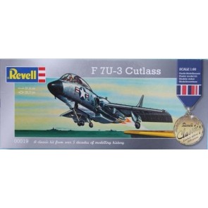 Revell 00019 - "Revell Classic; Limited Edition" 1:60 F74-3 Cutlass