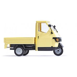 Busch 60003 - PIAGGIO APE 50 GEEL 1:43